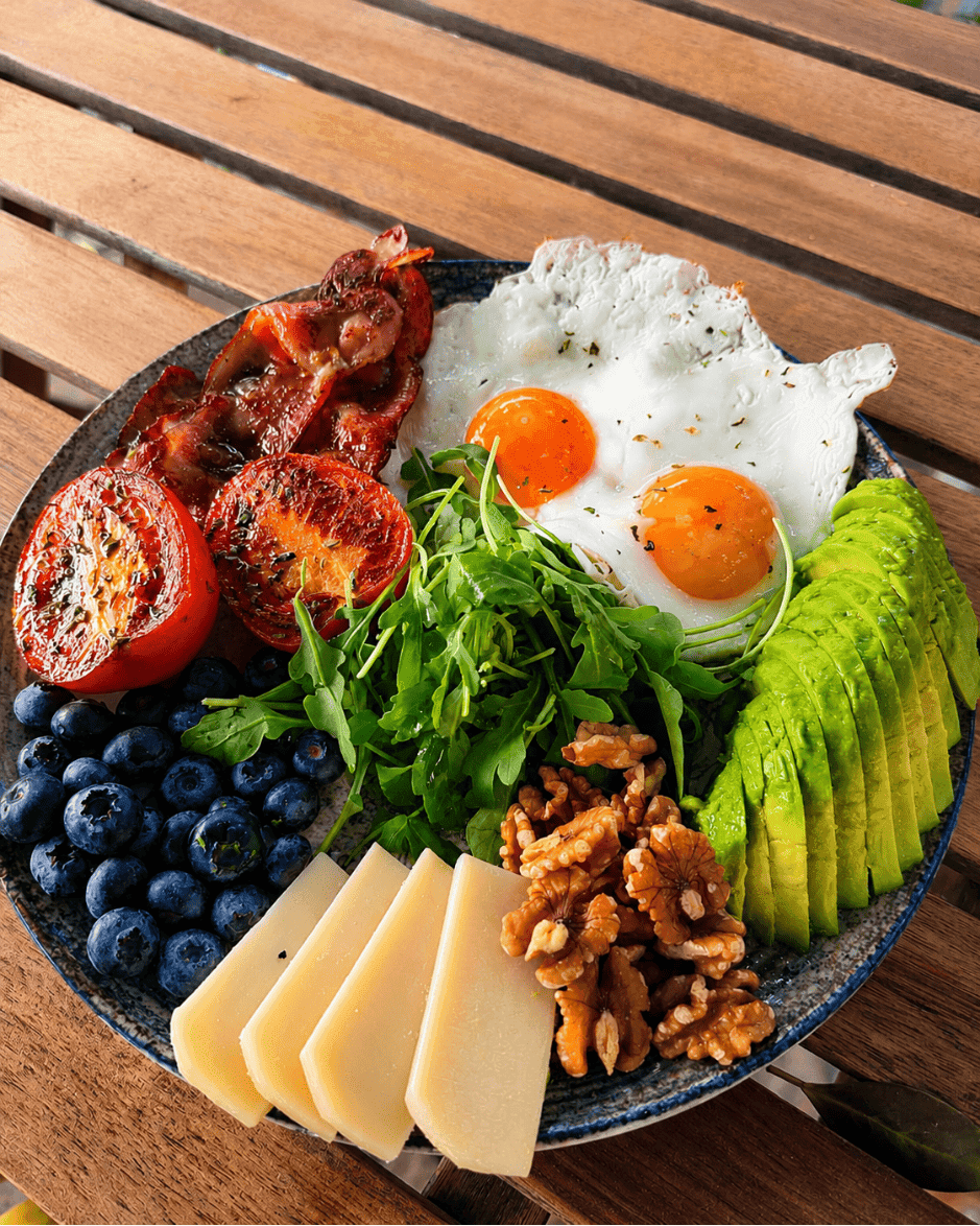 Bojos pel Low Carb: fried eggs, bacon, avocado, roasted tomato, cheese and walnuts