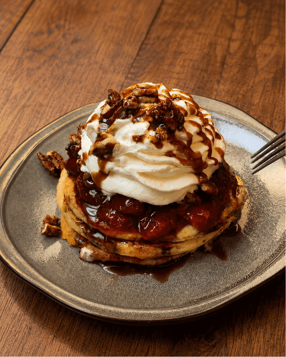 Pecan Dream: fluffy pancakes with whipped cream, caramel and caramelised pecans