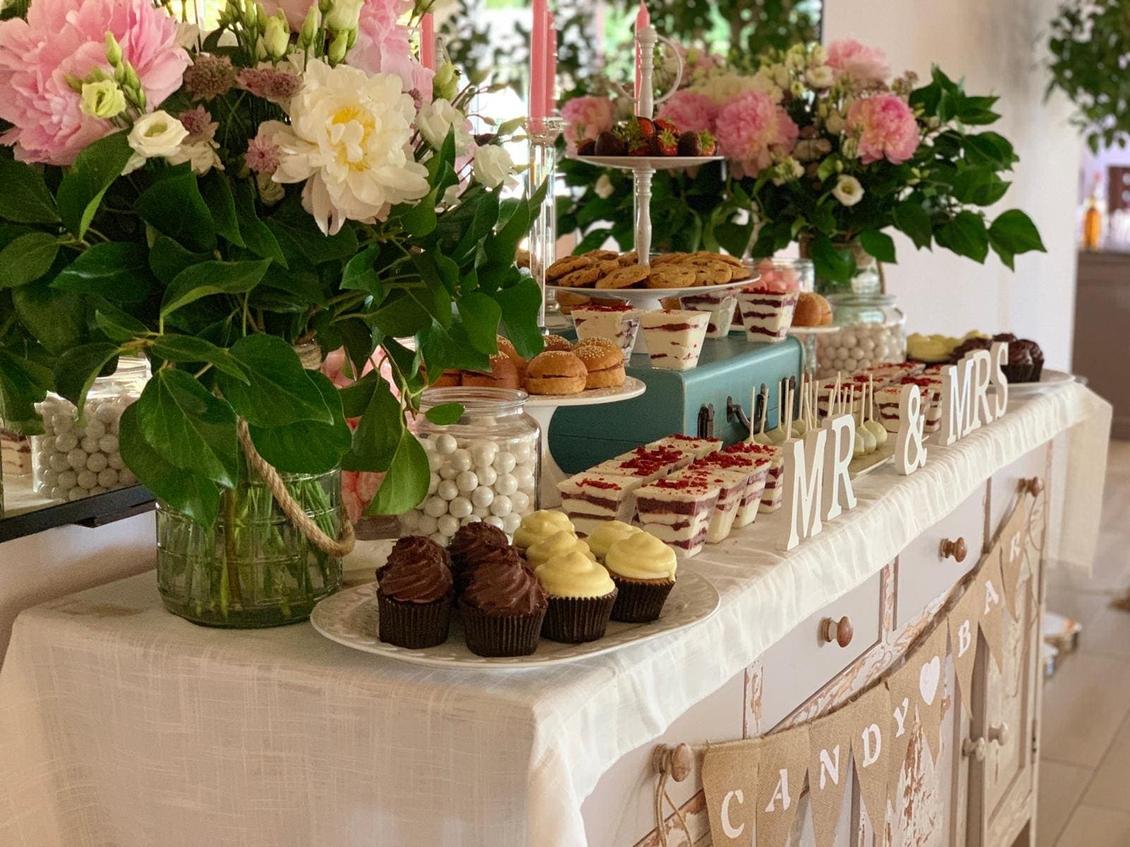 Mesa de catering dulce y salado montada por La Despensa de Eva en un evento