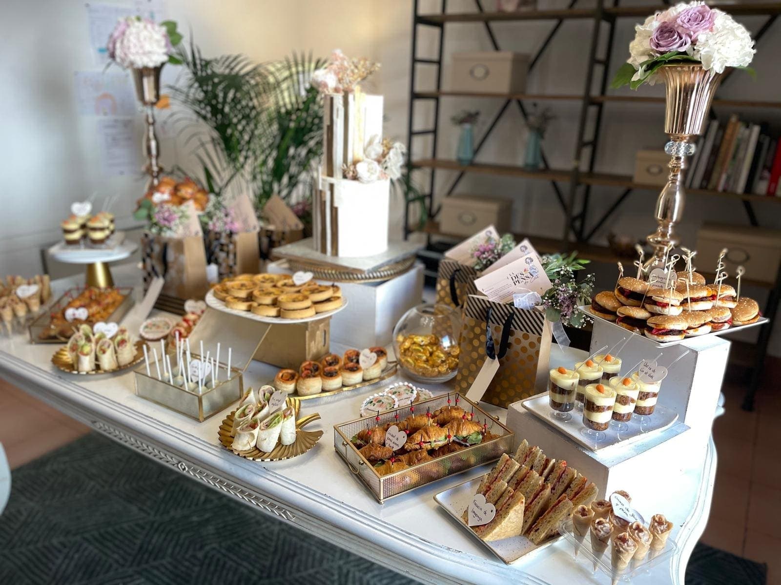 Mesa de catering con piezas saladas y dulces