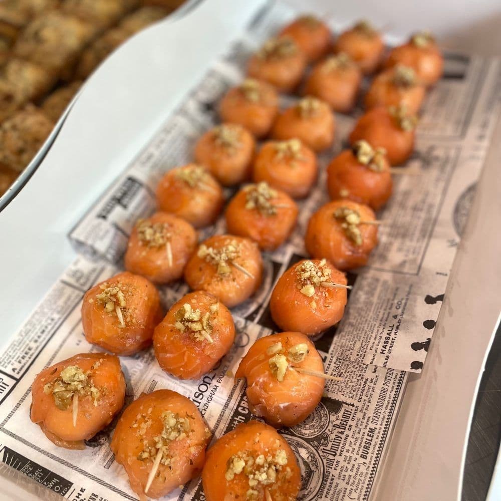 Bombones de salmón, relleno de crema de queso y nueces