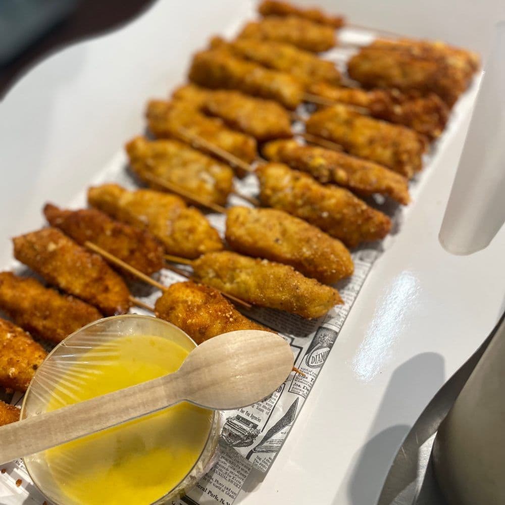 Pinchos de pollo rebozado con kikos y salsa de mostaza y mie