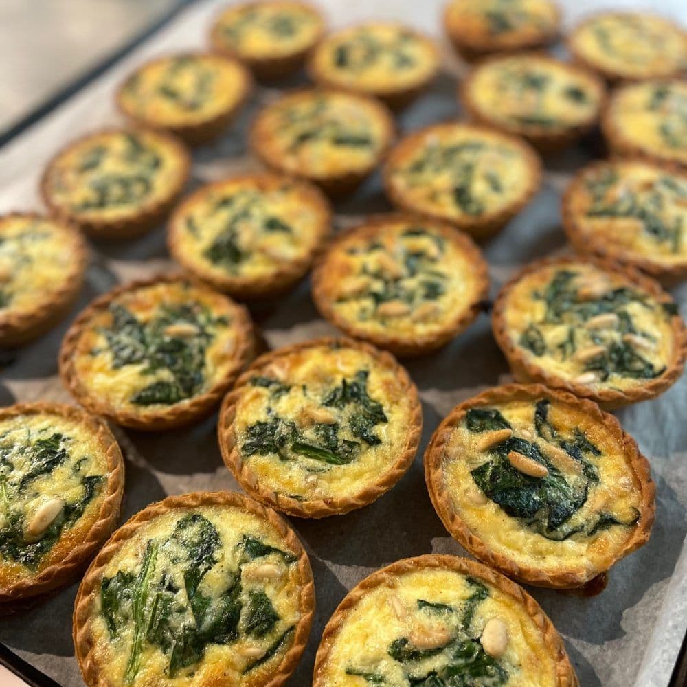 Quiches de espinaca, queso de cabra y piñones