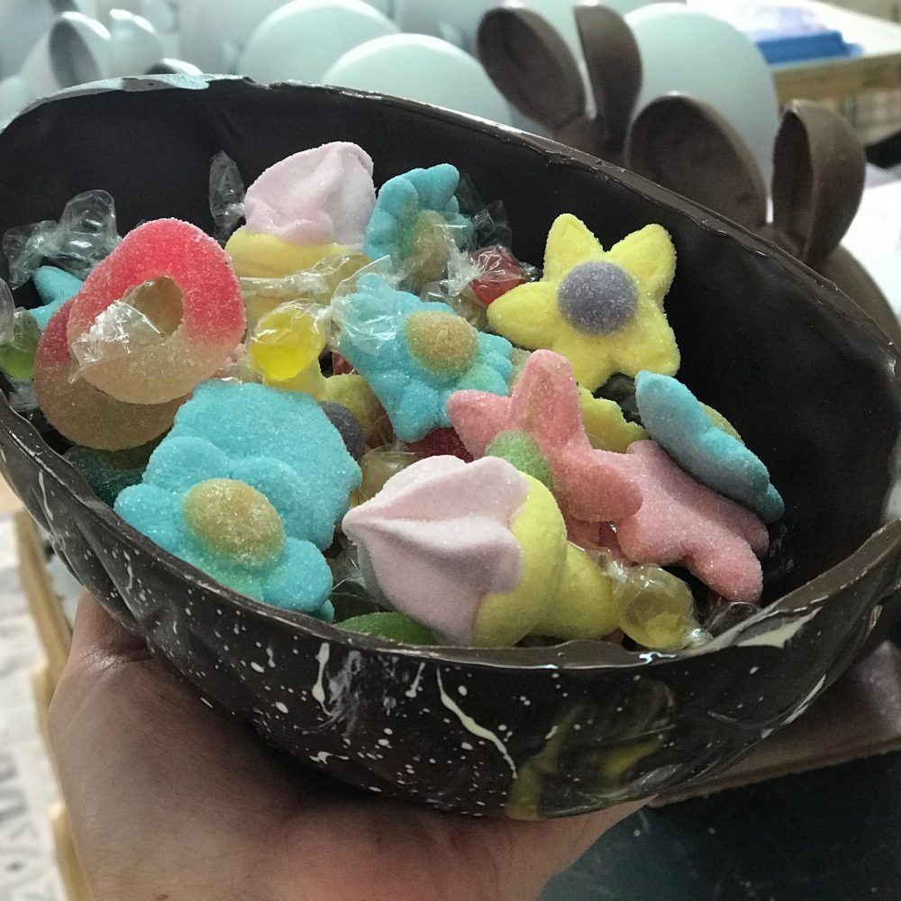 Huevo de Pascua relleno de chuches (25cm) CHOCO LECHE