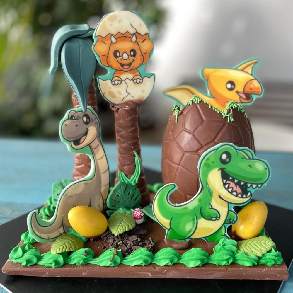 Mona de chocolate. Bebé dinosaurio